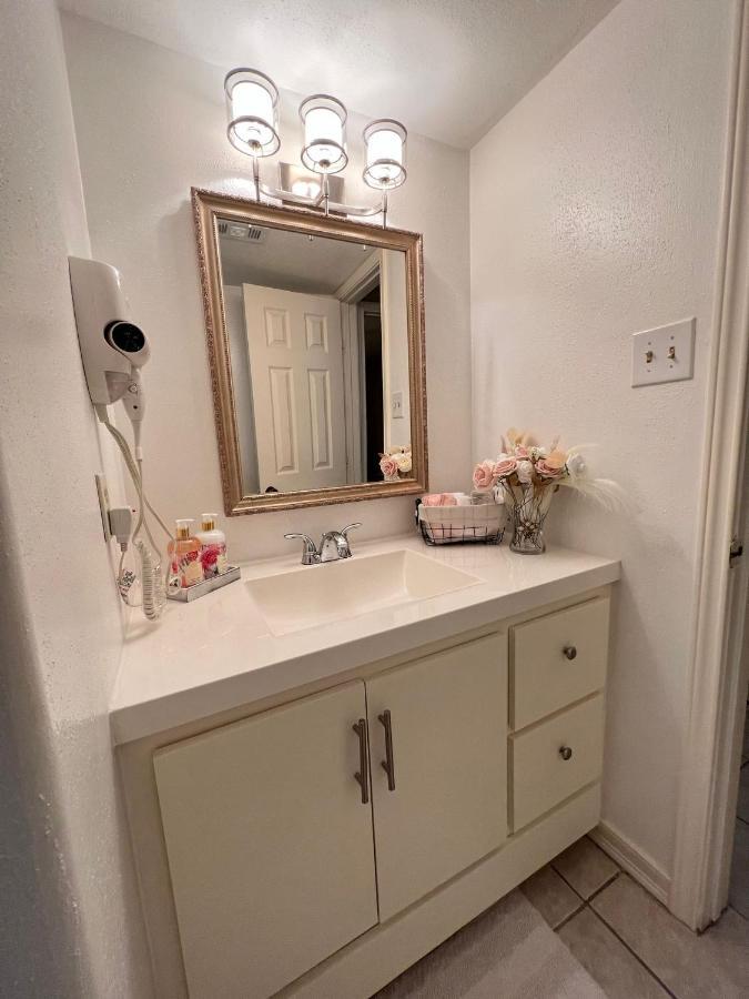 Centrally Located Houston Retreat! Sleeps 8, 10 Min To Downtown, Free Parking Экстерьер фото