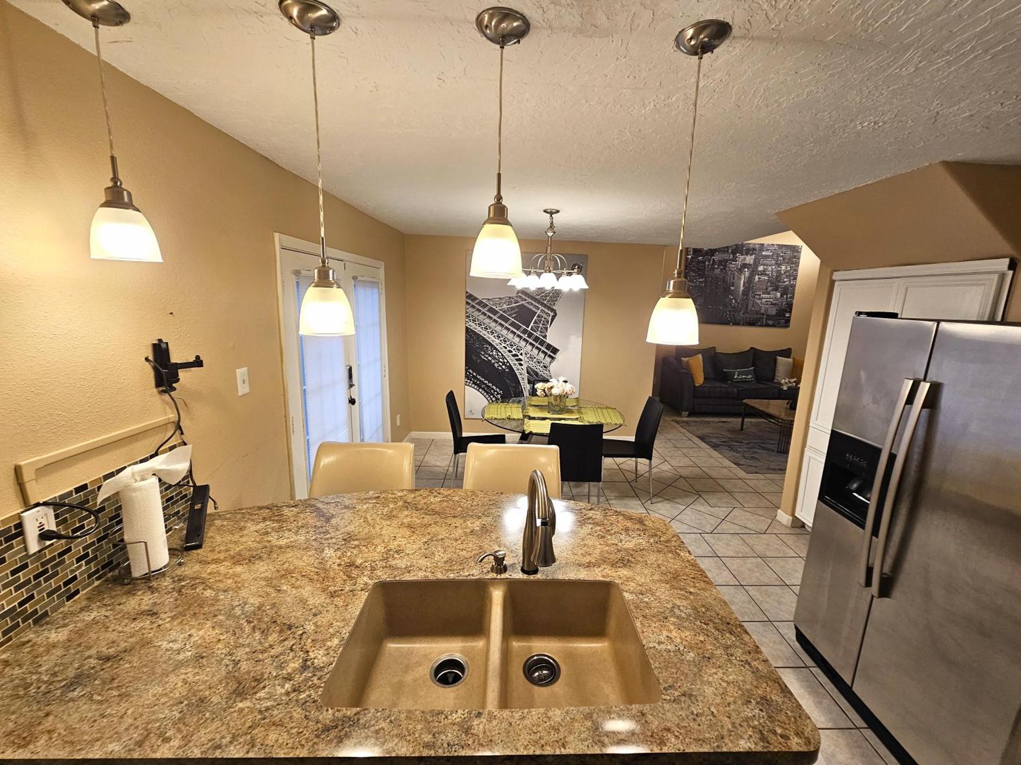 Centrally Located Houston Retreat! Sleeps 8, 10 Min To Downtown, Free Parking Экстерьер фото